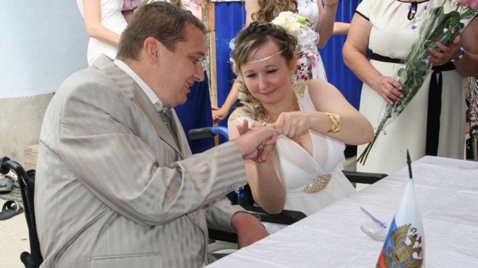 В Калаче двое инвалидов-колясочников зарегистрировали брак