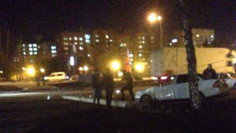 Столб упал на «Ладу Приору» в Воронеже