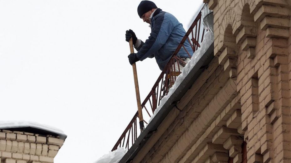 Губернатор поручил в кратчайшие сроки очистить крыши от снега в Воронежской области