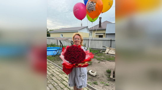 Матери участника СВО из Верхнехавского района вручили на юбилей подарок от сослуживцев сына