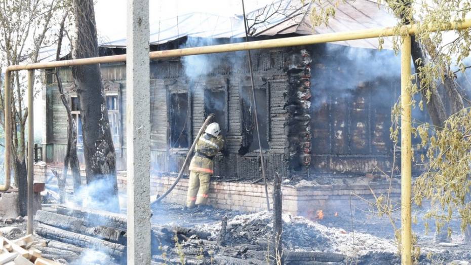 В Грибановском районе у 67-летнего пенсионера сгорели 2 дома