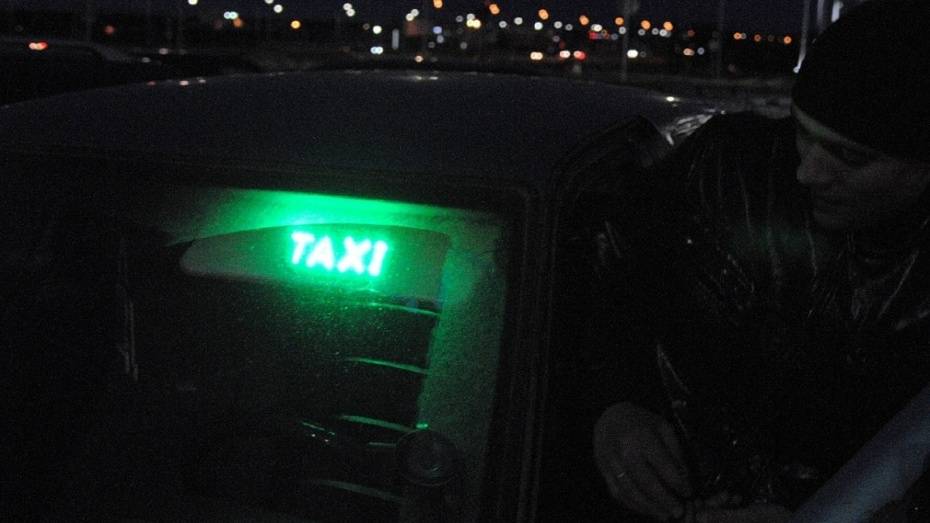 Под Воронежем 2 мужчин осудят за нападение с ножом на женщину-таксиста