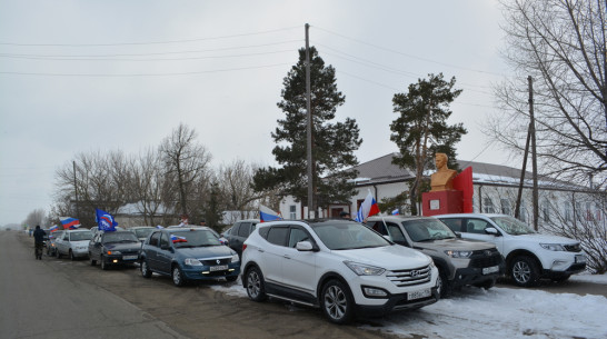По улицам Петропавловки проехала украшенная флагами РФ и буквой Z колонна из 18 машин