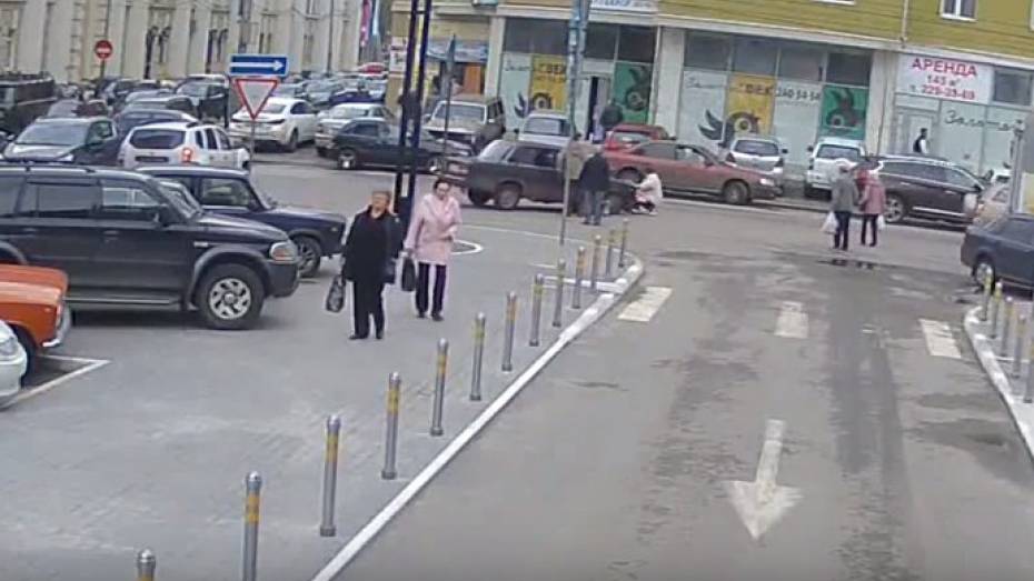 В центре Воронежа «ВАЗ» сбил женщину: ДТП попало на видео