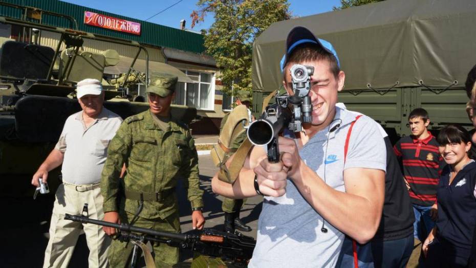 В центре Богучара состоялась демонстрация военной техники и вооружения