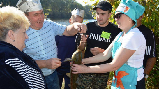 Новоусманские учителя поймали двухкилограммового белого амура