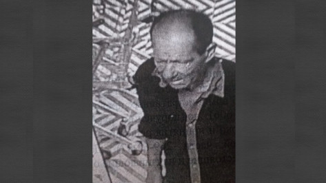 Появилось фото воронежского насильника с велосипедом и 2 собаками