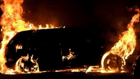 В Железнодорожном районе Воронежа ночью сгорела Audi