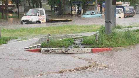 На улицах Воронежа образовались потопы из-за нахлынувшего ливня