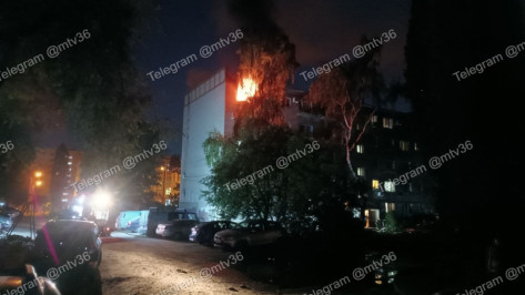 В Воронеже спасатели эвакуировали 36 человек из загоревшейся 5-этажки