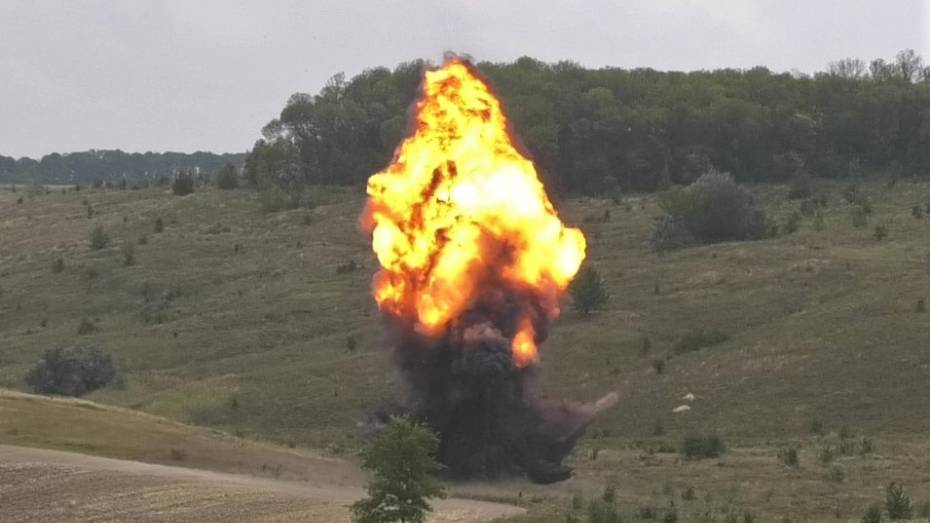 Взрыв крупной партии снарядов времен ВОВ сняли на видео в Воронежской области