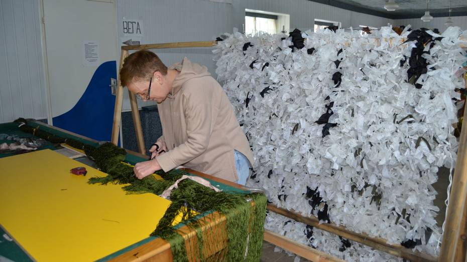 Волонтеры из Бутурлиновки сплели 50 маскировочных сетей для участников СВО