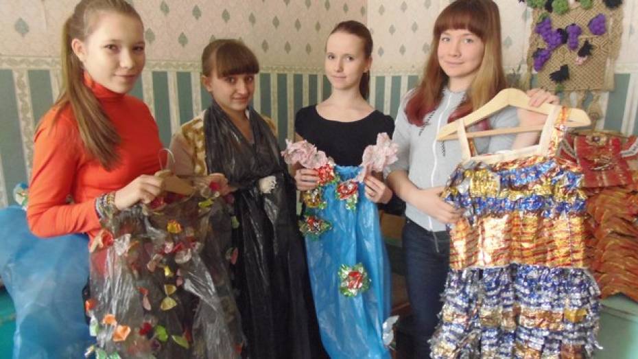 Верхнемамонские школьницы сшили платья из фантиков от конфет