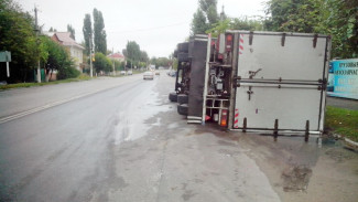 В Острогожском районе на трассе перевернулся грузовик Volvo