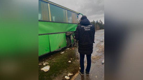 СК проверит обстоятельства столкновения автобуса с военным тягачом в Воронежской области