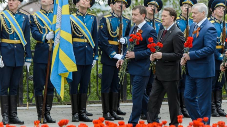 В Воронеже губернатор возложил цветы к могиле Неизвестного солдата