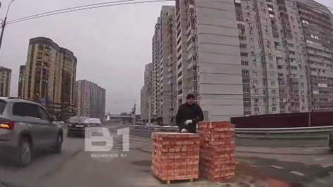 В Воронеже водитель возмутился горой кирпичей посреди дороги