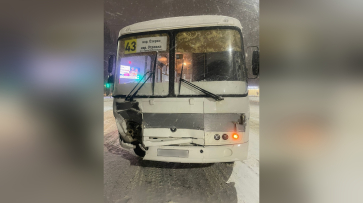 Маршрутный автобус и «Лада» столкнулись в Воронеже: пострадали 4 человека