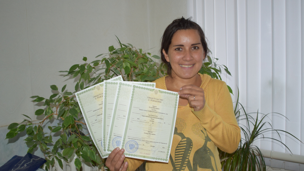 Спустя 10 лет. Живущая в воронежском селе мать 4 детей получила первый документ в России 