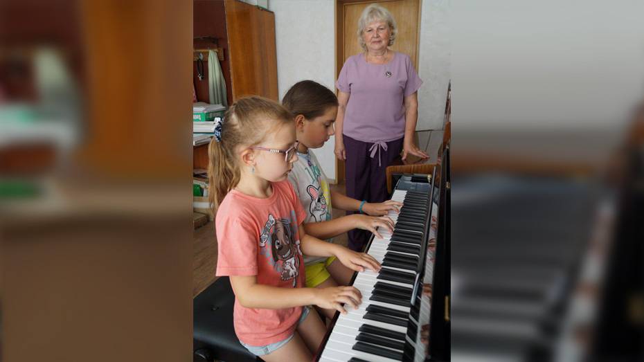 Хохольская детская школа искусств получила 4 новых пианино