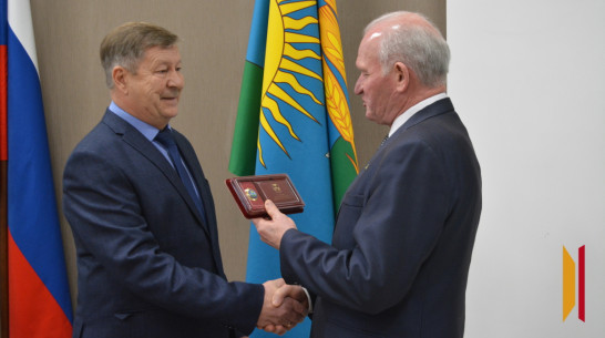 Замглавы администрации Воробьевского района вручили знак отличия за заслуги перед муниципалитетом