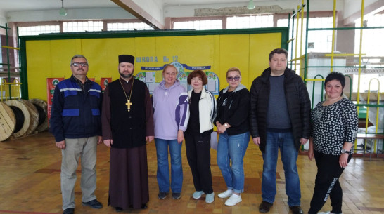 Представители Воронежской гордумы доставили в школы и детсады Северодонецка книги и спортинвентарь