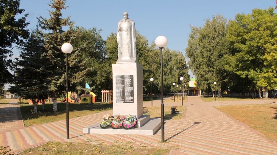 В хохольском селе Новогремяченское отреставрировали памятник погибшим воинам-землякам