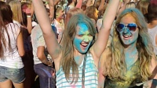 Участников фестиваля в Воронеже поливали краской из 25 баллонов (ВИДЕО)