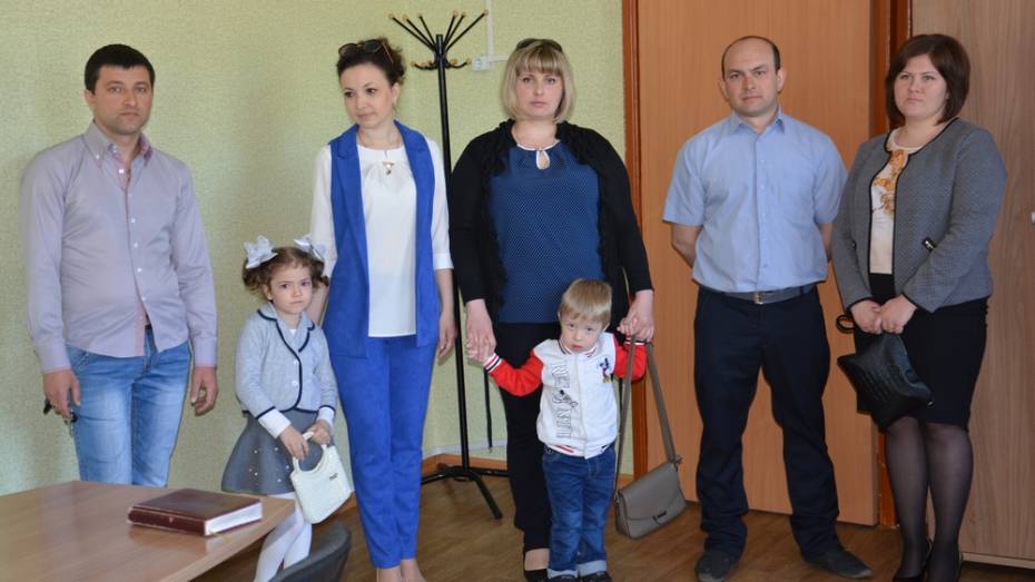 В Поворинском районе 6 молодых семей получили сертификаты на приобретение жилья