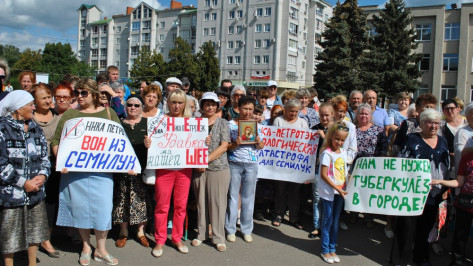 Жители Семилук потребовали перенести огнеупорный завод за пределы райцентра