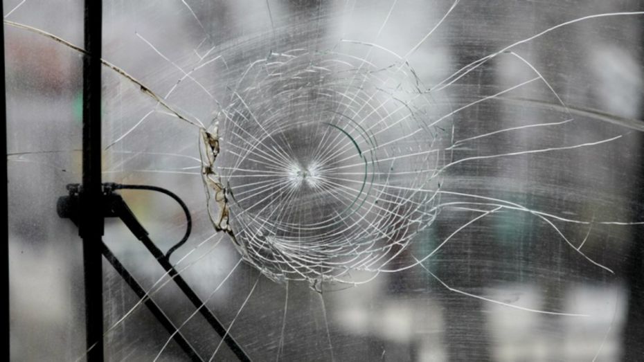В центре Воронежа сосульки разбили лобовое стекло автомобиля