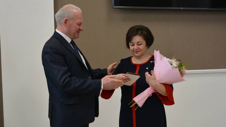 Жительнице Воробьевского района за ее заслуги вручили знак отличия