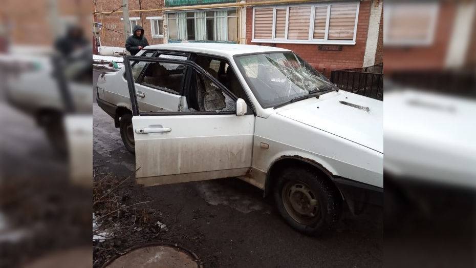 В Борисоглебске 23-летний парень со злости разбил ВАЗ, который не смог угнать