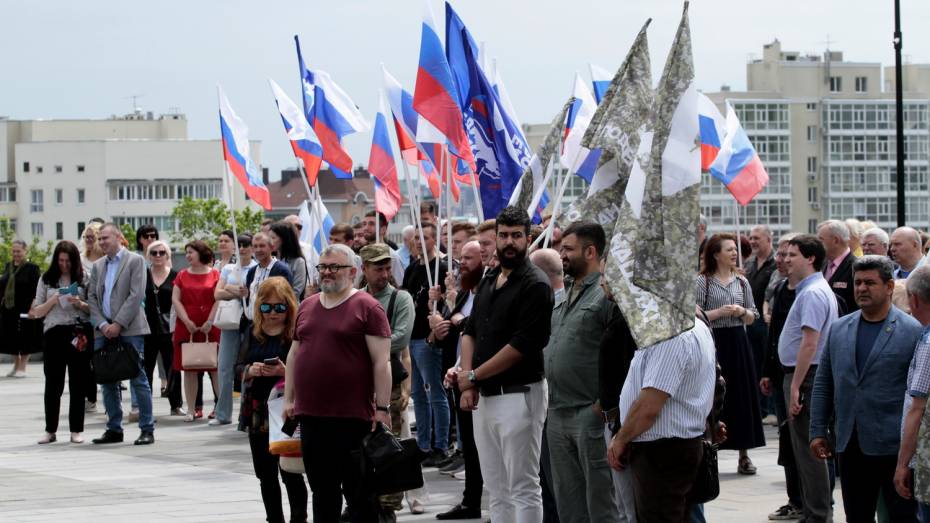 На площади Победы в Воронеже прошла акция в поддержку Вооруженных сил РФ