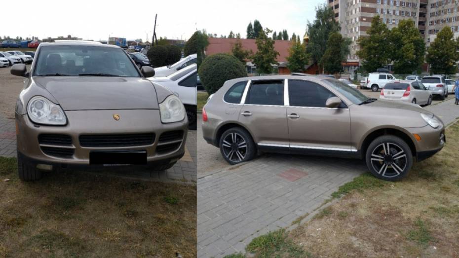 Водителя Porsche оштрафовали за парковку на тротуаре в Воронеже