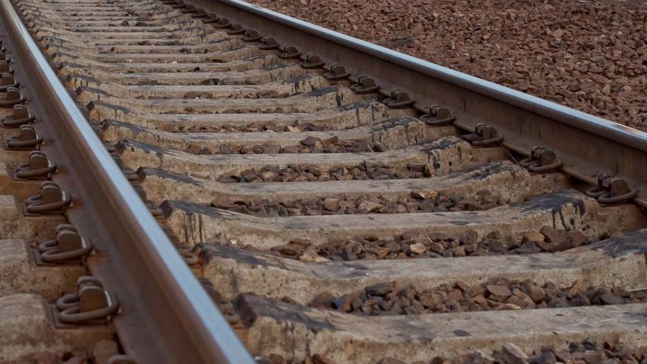 В Борисоглебске  под колесами  грузового поезда погиб 25-летний  мужчина