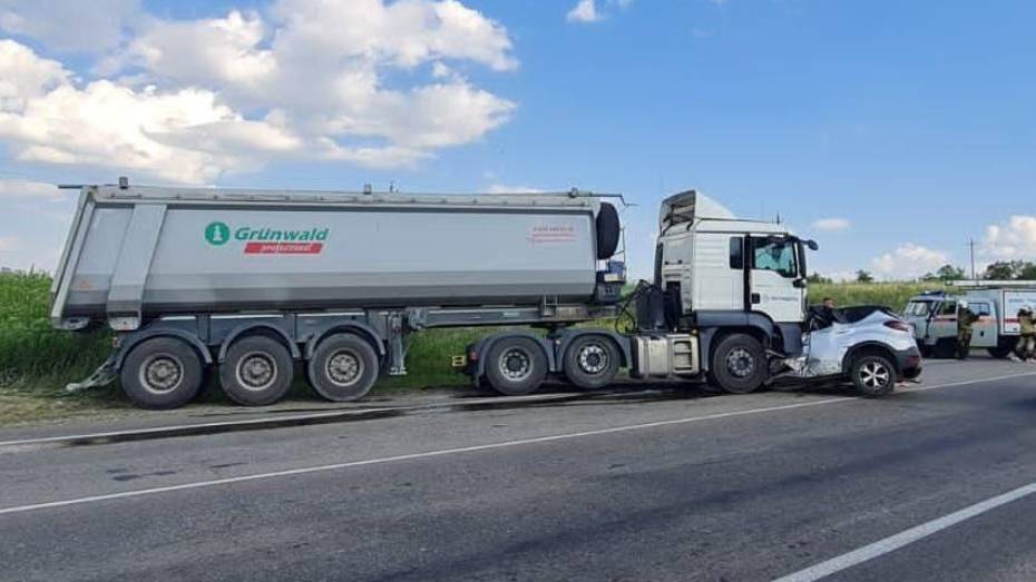 На трассе в Воронежской области грузовик столкнулся с иномаркой: погибли 3 человека