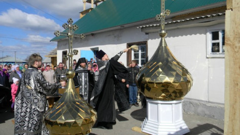 В Русской Журавке Верхнемамонского района освятили храмовые кресты и колокола