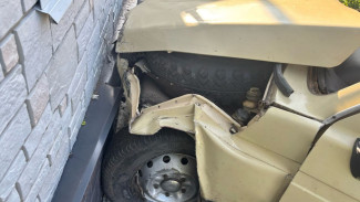 В Борисоглебске Воронежской области пенсионер на «Ниве» врезался в дом