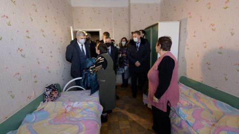 Губернатор Александр Гусев встретился с эвакуированными в Воронеж беженцами из Донбасса