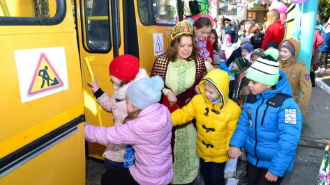 Грибановские школьники получили новый автобус