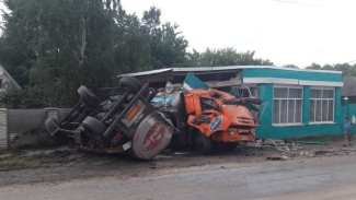 В Павловском районе молоковоз врезался в магазин