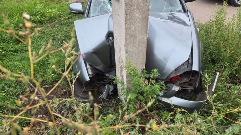 В Воронеже «Лада» врезалась в столб: пострадали 3 человека