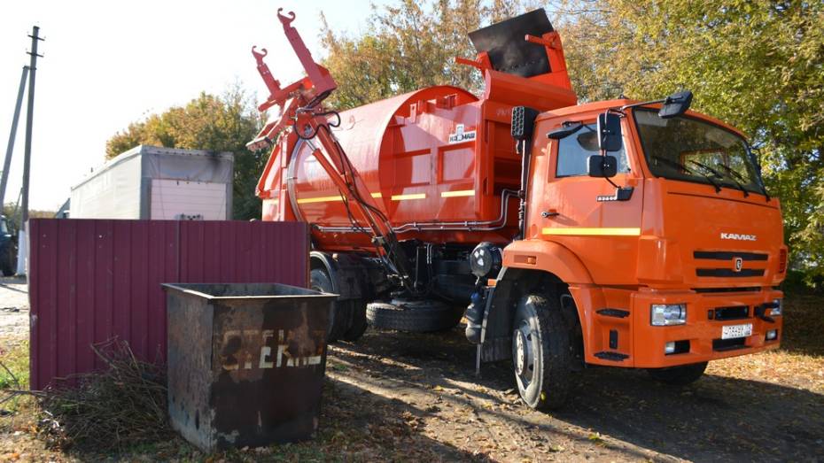 Для воробьевского коммунального хозяйства приобрели мусоровоз за 6 млн рублей