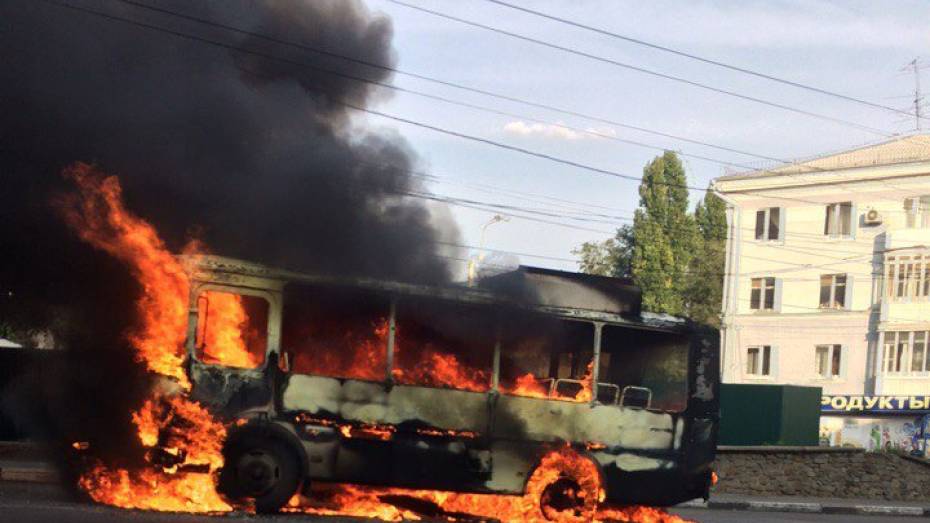 Пассажирский автобус сгорел в центре Воронежа
