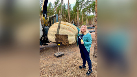Семилукская дачница подарила 300-килограммовую тыкву воронежскому зоопитомнику «Червленый Яр»