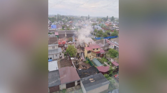 Воронежцы сняли на видео пожар в доме на Алданской улице
