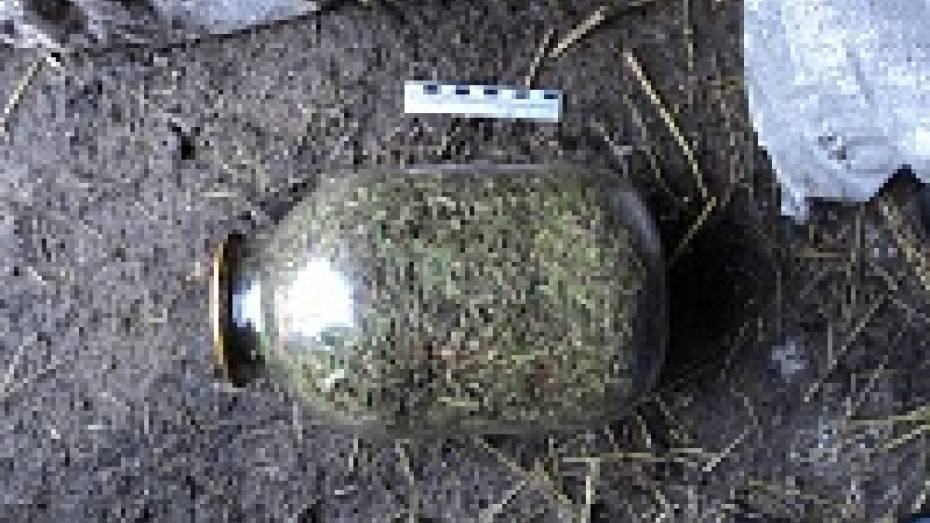 В Воронежской области во дворе дома собака нашла банку с наркотиком