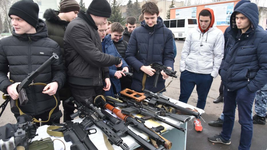 Воронежские подростки разобрали автомат на сборном пункте области