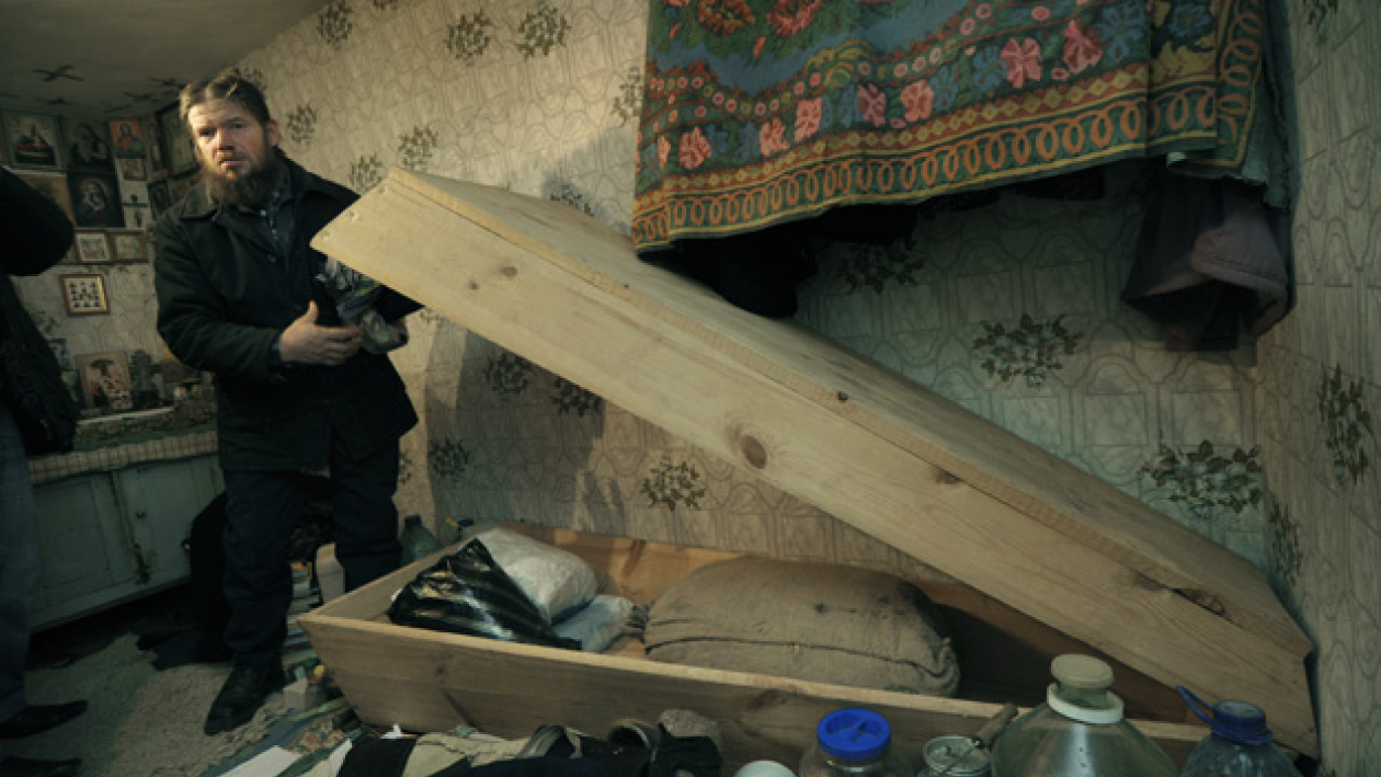 Житель Воробьевского района вот уже 15 лет спит возле собственного гроба